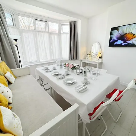 Luxurious House Near Excel- Air Conditioning, 9 Beds, 2 Baths, Garden, Fast Wifi